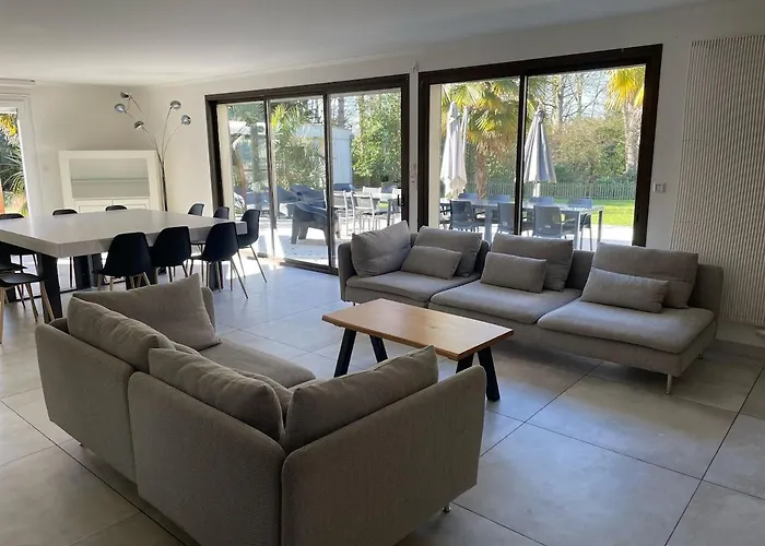 Grande Avec Piscine Chauffee Et Jacuzzi