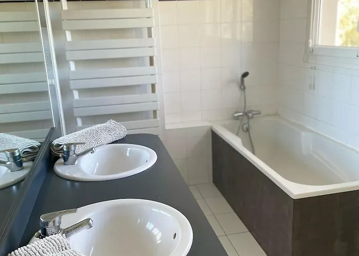 Grande Avec Piscine Chauffee Et Jacuzzi Willa Mouen